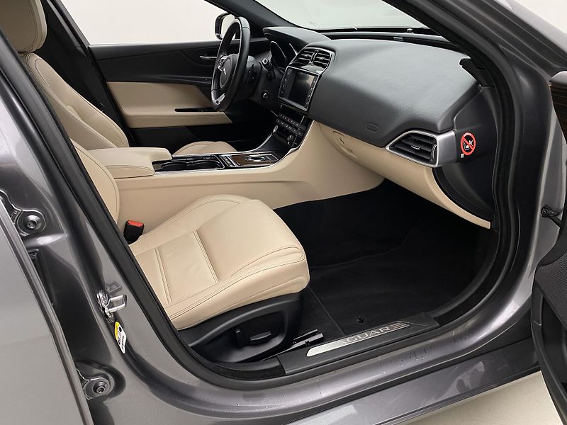 Jaguar XE 2.0D 132kW PURE AUT  - fotka 23 z 40