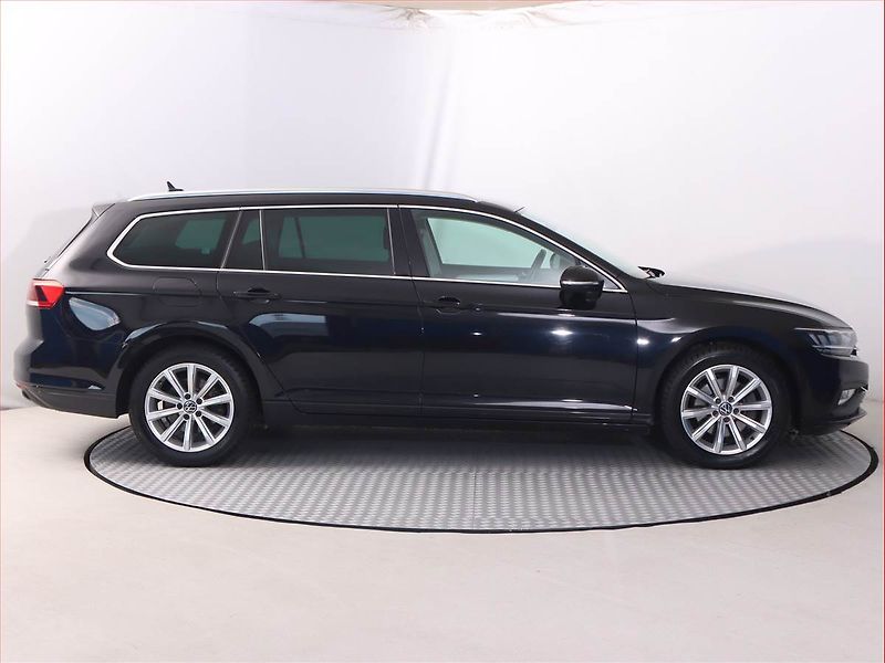Volkswagen Passat (2023) 2.0 TDI - fotka 6 z 20