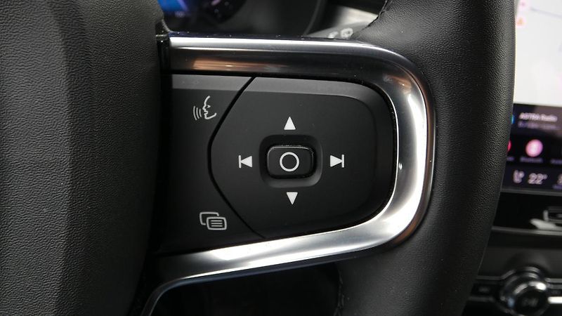 Volvo XC40 B3 PLUS DARK - fotka 12 z 23