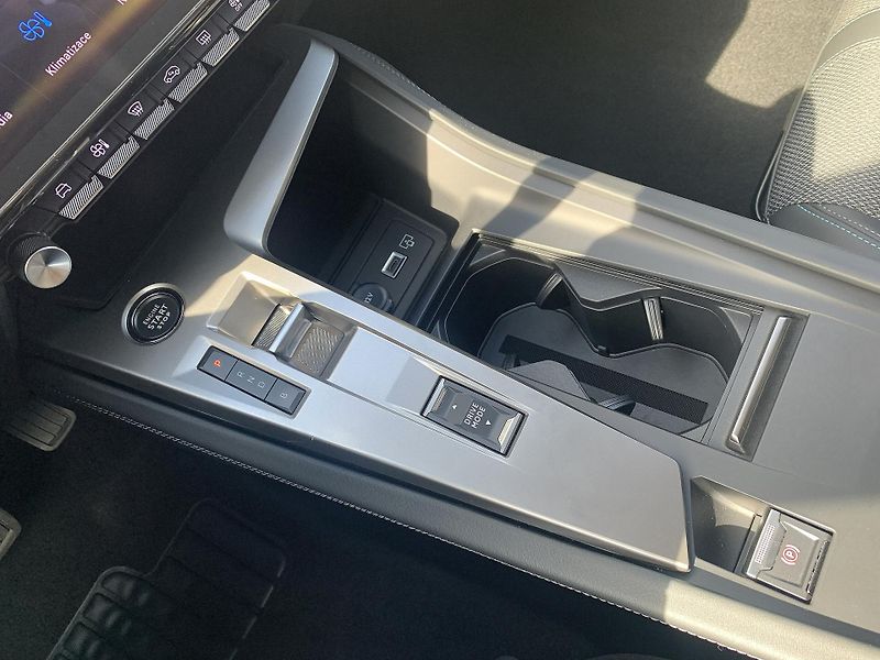 Peugeot 308 SW e-ALLURE PACK PHEV 1.6 AT8 - fotka 25 z 31