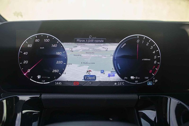 GLA s hybridem do zásuvky je ideální volbou do města a okolí.