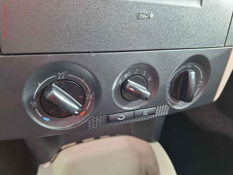 Škoda Fabia (2007) 1.2 HTP, AC, výhřev sed - fotka 12 z 16