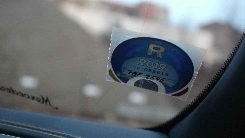 Z ohleduplnosti k čelnímu sklu jsme začali plastovou škrabkou