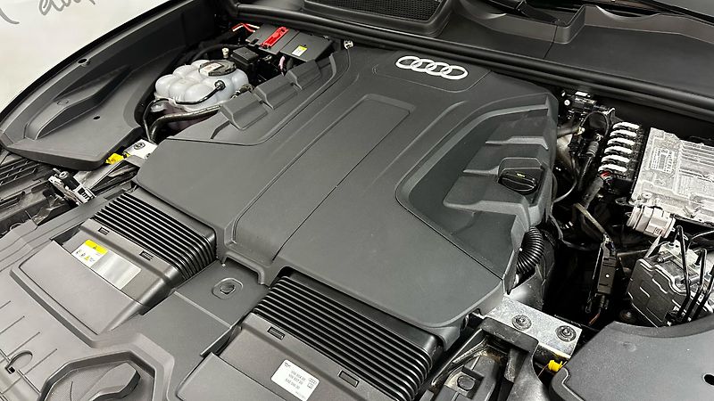 Audi Q8 (2025) S LINE / ZÁRUKA / TOP STAV - fotka 44 z 44