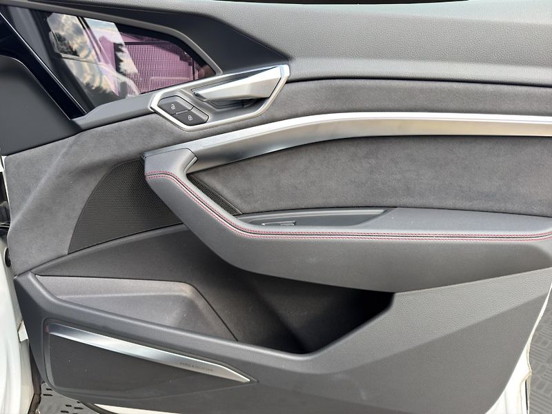 Audi SQ8 (2024) SQ8 370KW PANO Bang & Olufsen - fotka 17 z 27