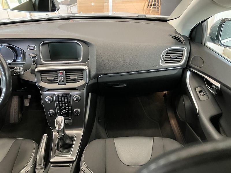 Volvo V40 T3 FWD Momentum MT6 - fotka 14 z 40