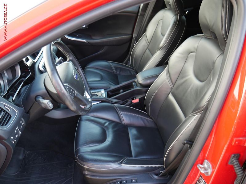 Volvo V40 (2015) 2.0 i, AT, navi - fotka 9 z 18