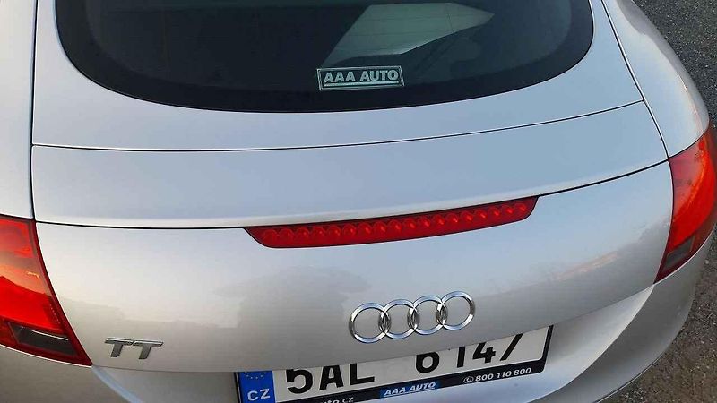 Audi TT vypadá hodně dravě, i když o naprostý supersport se nejedná.