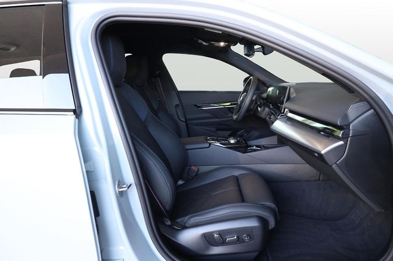 BMW Řada 5 540d xDrive Touring - fotka 25 z 32