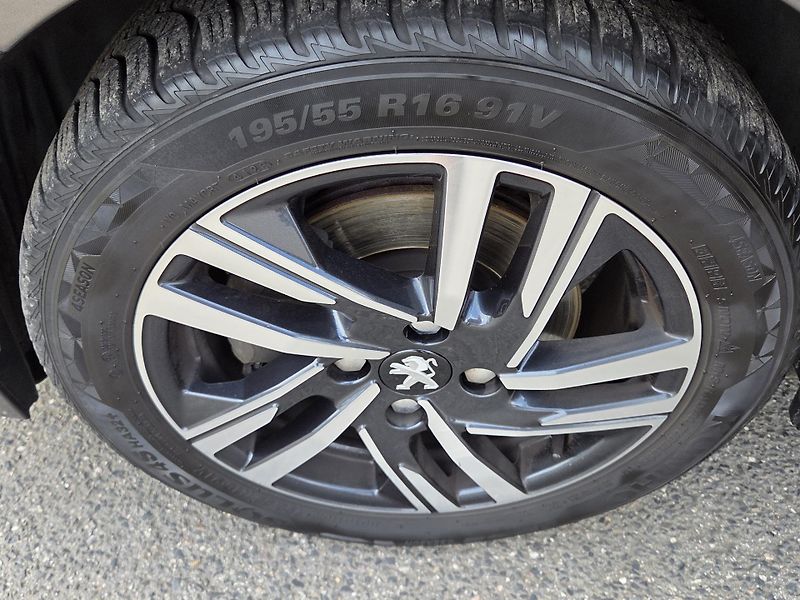 Peugeot 208 (2020) 1.2 PT 100 ALLURE EAT8 - fotka 26 z 26