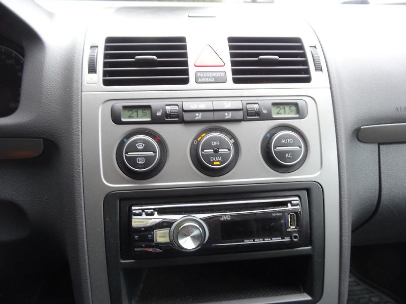Volkswagen Touran 1.4TSi  Style - fotka 11 z 13