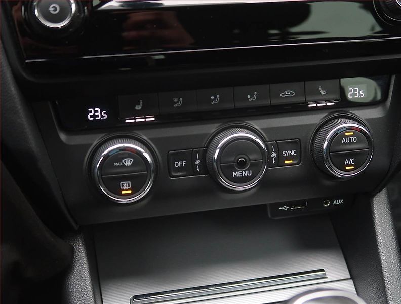 Škoda Octavia (2015) 1.6 TDI, Xenony, Tempomat - fotka 17 z 22