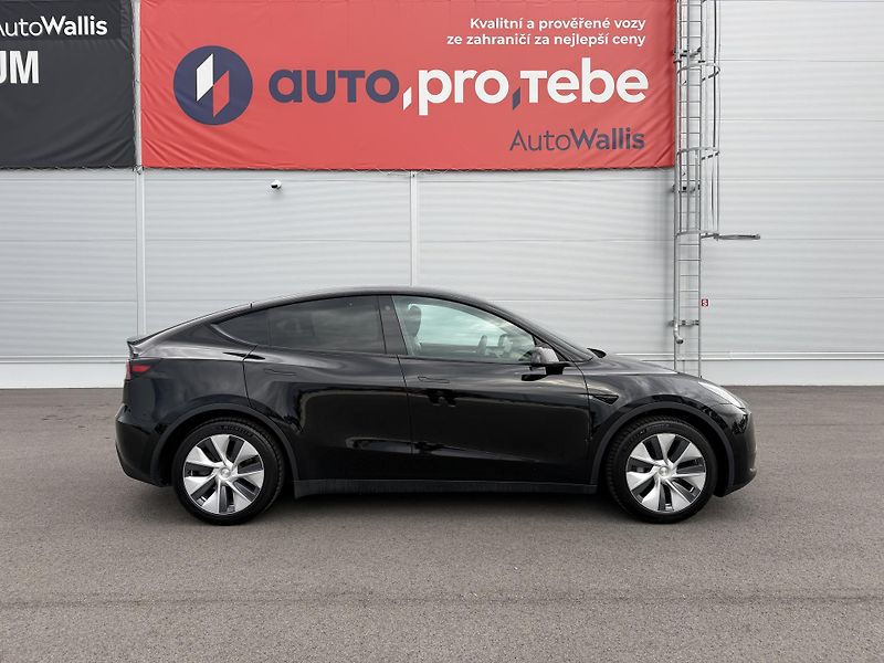 Tesla Model Y SR RWD LFP 220kW 1.Maj DPH - fotka 3 z 26