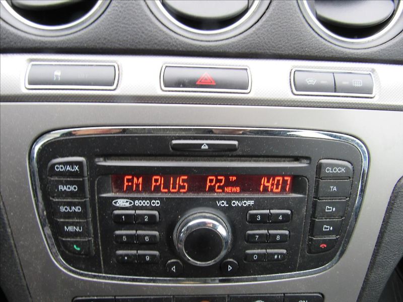 Ford Galaxy 2,0 i Comfort 107KW 7 Míst - fotka 17 z 27