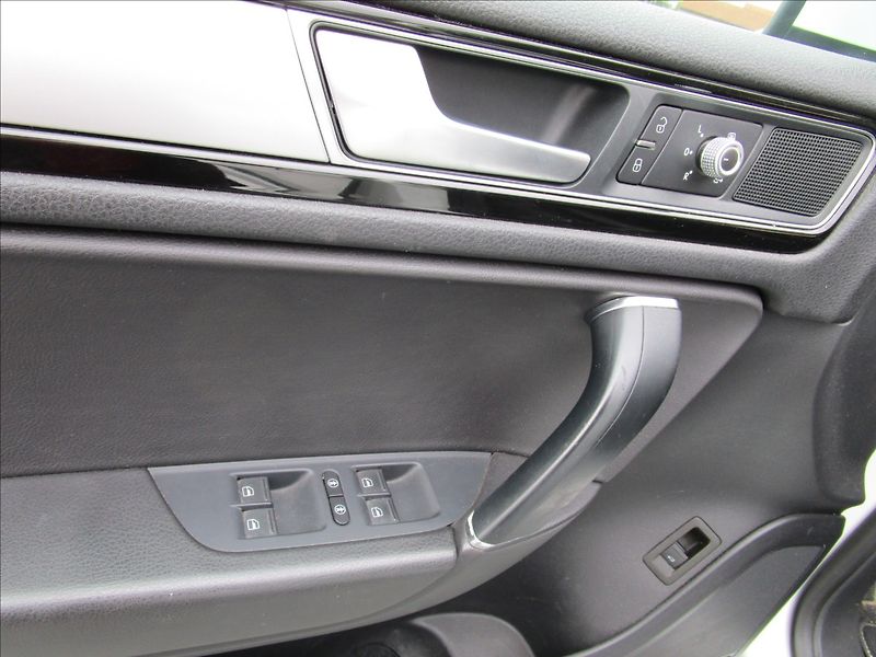 Volkswagen Touareg 3.0TDi V6  R-Line, 4x4, Bi-Xen - fotka 17 z 48