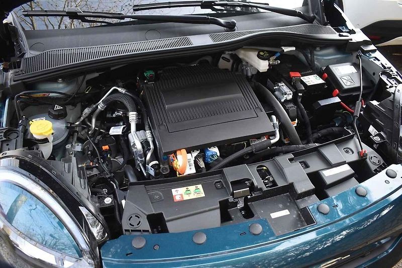 S nástrahami špatných českých cest se Fiat 600E zvládne dobře vypořádat
