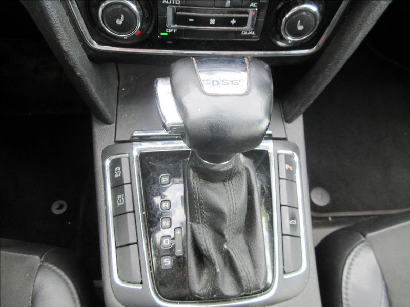 Škoda Superb 2,0 TDi Závada Přev. Panorama - fotka 20 z 30