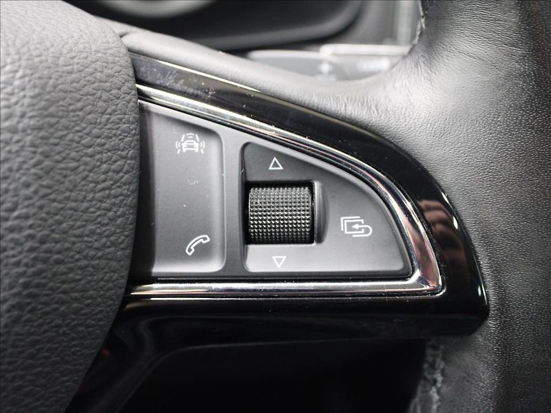 Škoda Karoq 2,0 TDI Style+ 4x4 DSG perleť - fotka 19 z 40