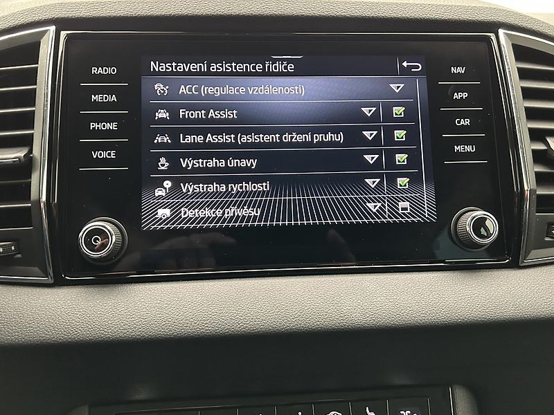 Škoda Karoq 1.5 TSI Top selection - fotka 13 z 28