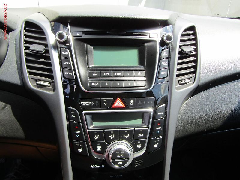 Hyundai i30 (2016) 1.6 GDi, 1.maj,ČR, AC, TZ - fotka 12 z 21