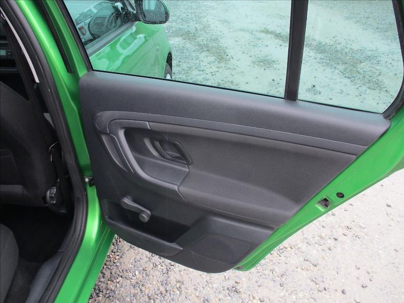 Škoda Fabia 1,2 TSI, klima, serv. kniha, - fotka 12 z 39