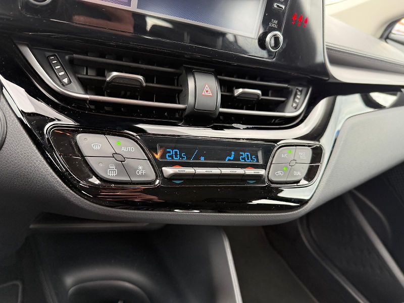 Toyota C-HR 1.8 HSD e-CVT Comfort - fotka 23 z 27
