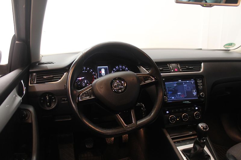 Škoda Octavia (2015) 1.6 TDI Navi Tažné Elegance - fotka 28 z 31