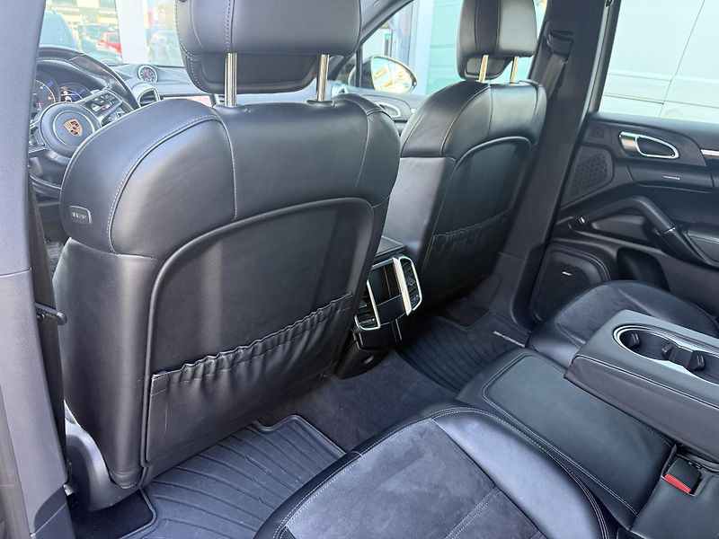 Porsche Cayenne 3.0 D Platinum Edition - fotka 31 z 42