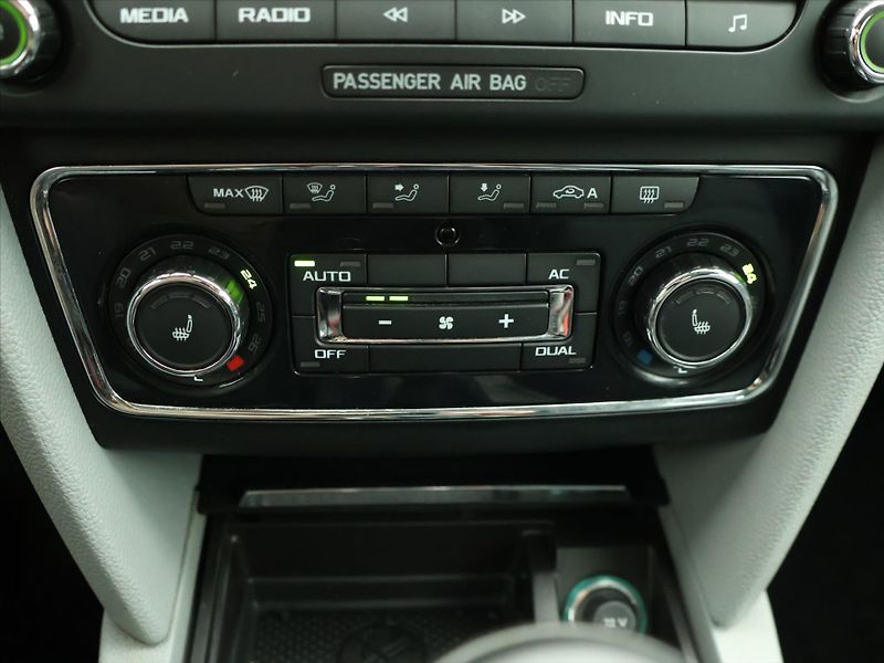 Škoda Superb 2,0 TDI 103kW Ambition Tažné - fotka 20 z 31