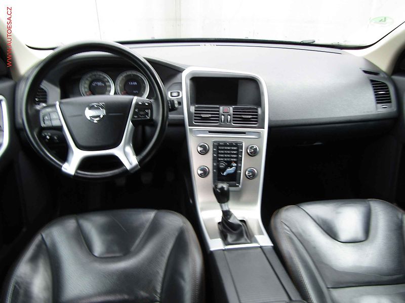Volvo XC60 (2011) 2.0 D3, 1.maj, Panorama - fotka 8 z 24