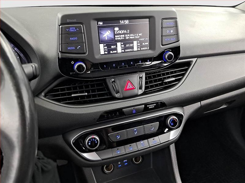 Hyundai i30 (2017) 1.0 T-GDI, Tempomat - fotka 12 z 19