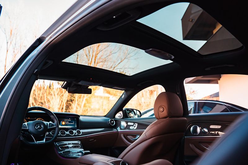 Mercedes-Benz Třídy E (2017) E63S AMG 4Matic+ V8 Biturbo - fotka 45 z 99