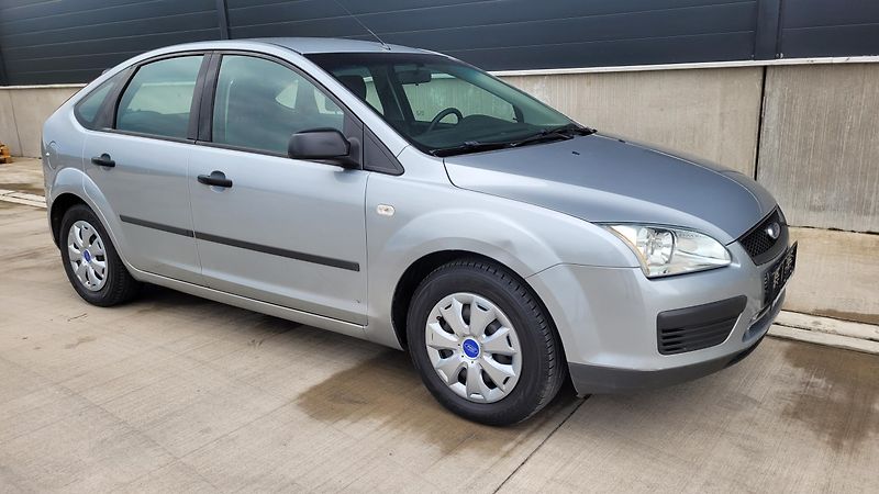 Ford Focus (2005) 1,4i 16v - fotka 9 z 19