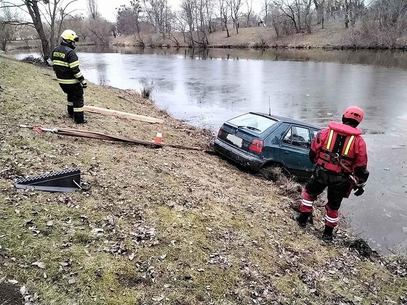 Ke kuriózní nehodě vyjížděli v sobotu přerovští profesionální hasiči. Auto skončilo v městském rybníce.