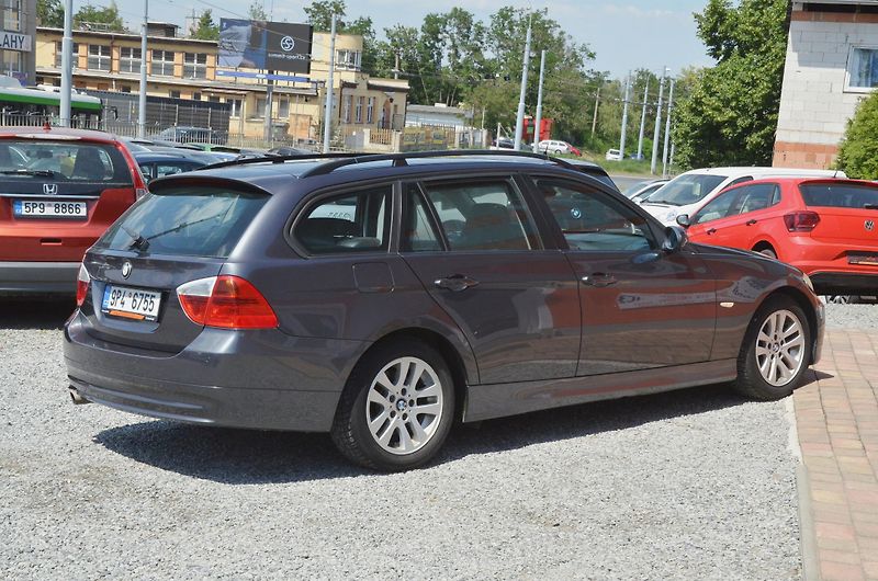 BMW Řada 3 (2008) 318i 105kW Touring / TAŽNÉ - fotka 6 z 31
