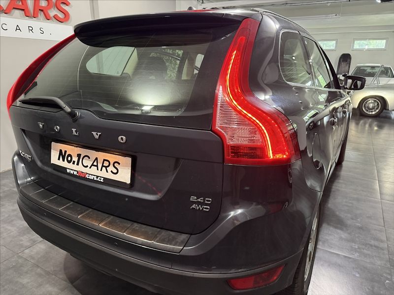 Volvo XC60 2,4   D5 AWD SUMMUM XENON - fotka 29 z 39