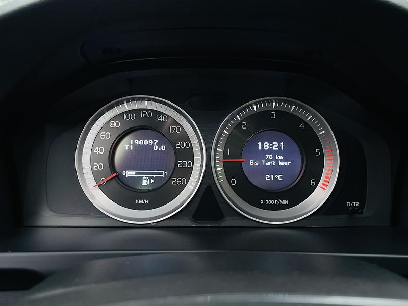 Volvo V60 2.4D5 MANUÁL TAŽNÉ SERVISKA - fotka 39 z 41