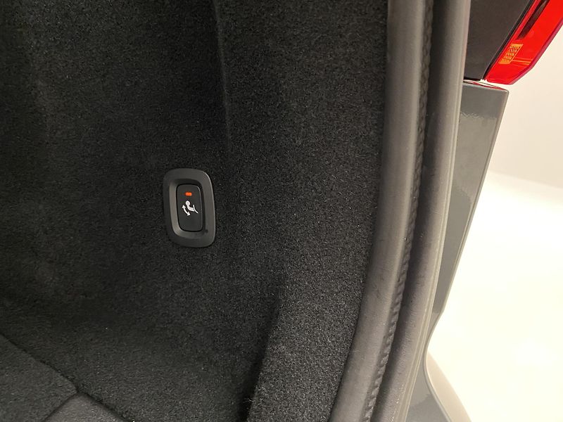 Volvo XC60 T8 AWD RECHARGE PLUS DARK CZ - fotka 33 z 66