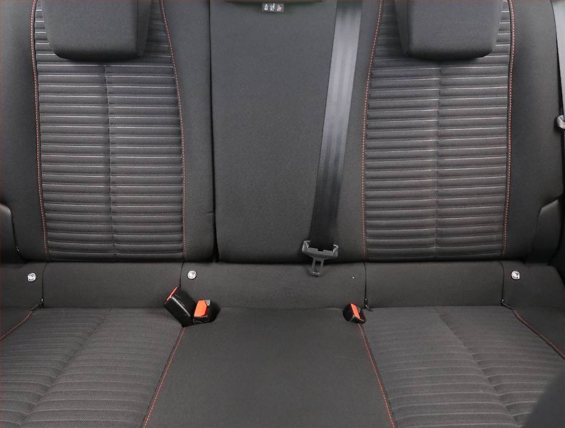 Peugeot 2008 (2021) Active 50 kWh, SoH 87% - fotka 10 z 23