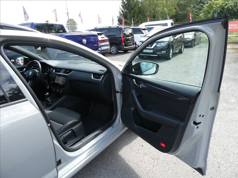 Škoda Octavia 2,0 TSi 162kW RS NAVI,EL. ŠÍBR - fotka 23 z 47