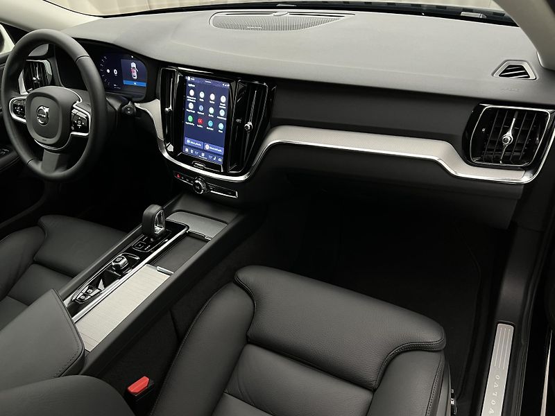 Volvo V60 B4 DARK PLUS AUT - fotka 23 z 45