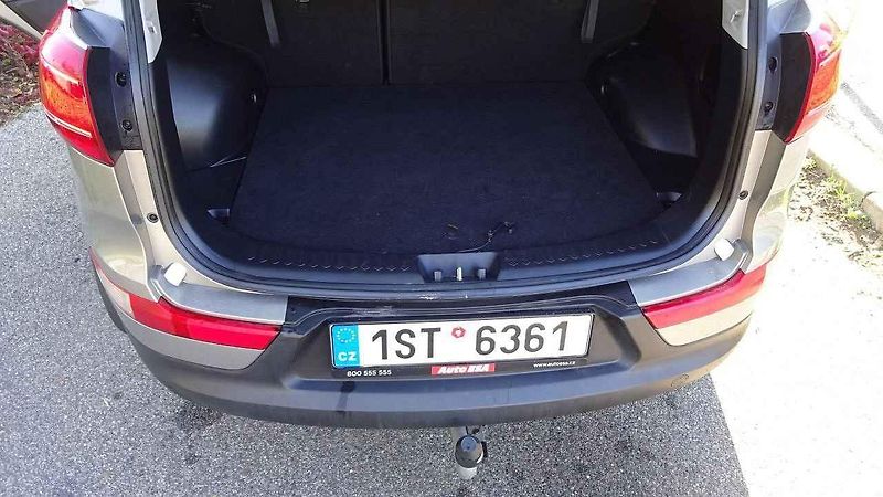 Na první pohled je jasné, že v tomto voze velký zavazadlový prostor nenajdeme. I kvůli velkým výřezům zadních blatníků a obří rezervě má udávaných 465 litrů.