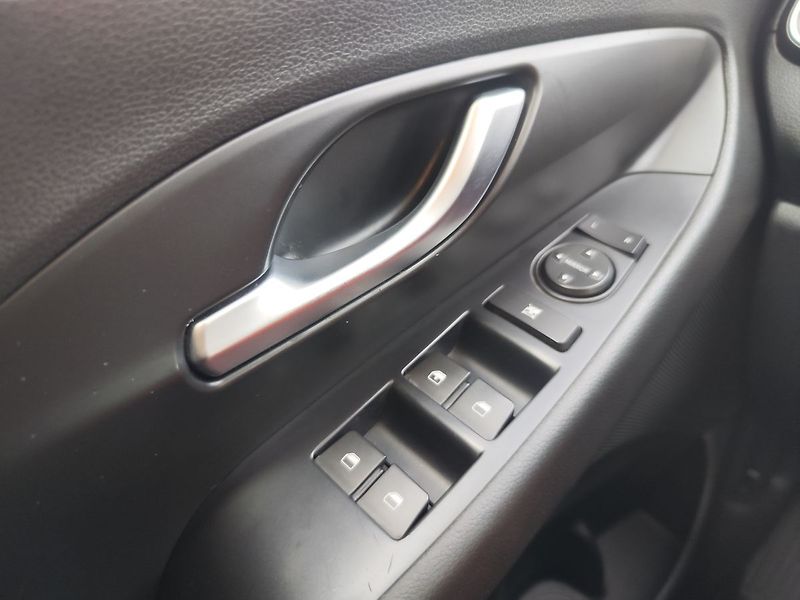 Hyundai i30 1.4i/73kW Trikolor Komfort - fotka 23 z 29
