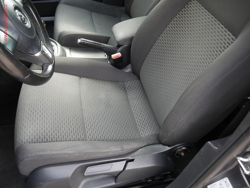 Volkswagen Golf (2013) 1.6 TDi VI, Navi, AC - fotka 9 z 16
