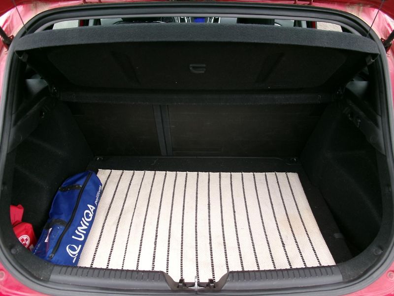 Hyundai i30 (2012) 1,6 16V KLIMA TEMP ČR - fotka 13 z 26