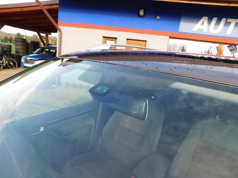 Volkswagen Touran (2012) 2.0 TDi Webasto - fotka 27 z 29