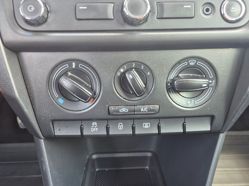 Škoda Rapid (2015) Ambition 1.2 TSI 63 kW 5°manuá - fotka 23 z 27