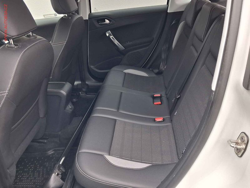 Peugeot 2008 (2017) 1.6HDi, 1.maj,ČR, Allure - fotka 10 z 16