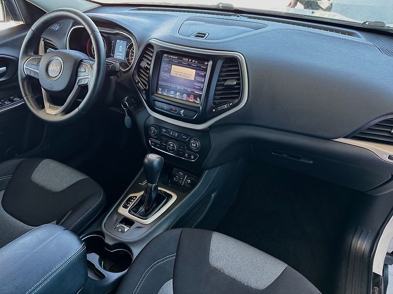Jeep Cherokee (2015) 2.0 L TD Longitude - fotka 21 z 50