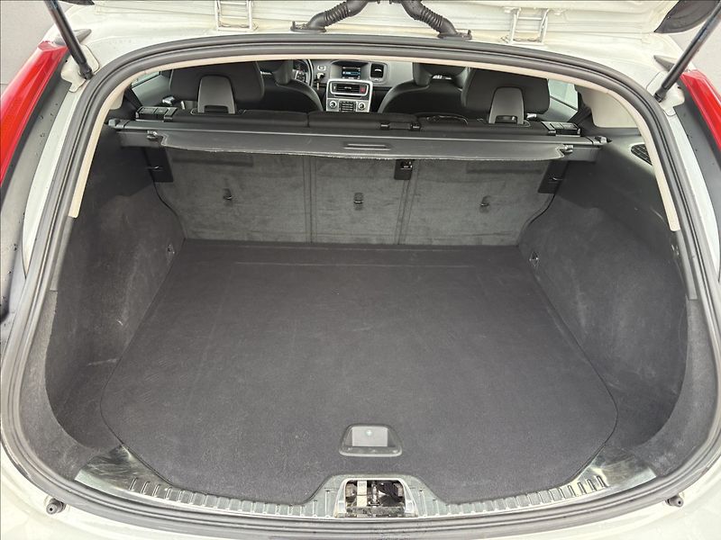Volvo V60 2,0 D2 ZÁRUKA MOMENTUM CZ - fotka 23 z 28